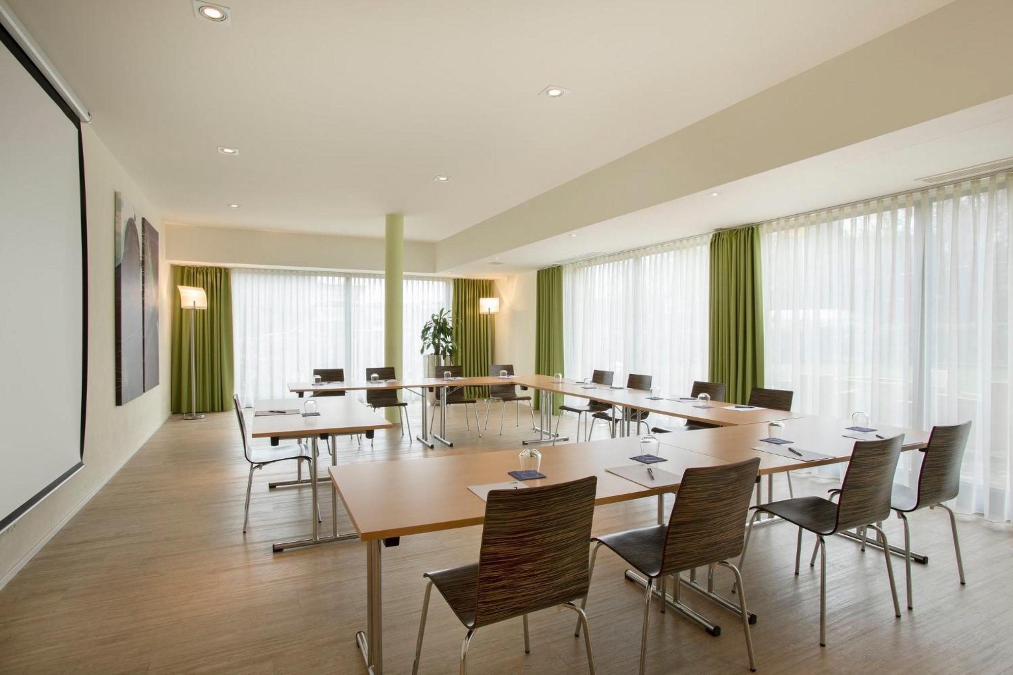 Holiday Inn Express Neunkirchen By Ihg Bagian luar foto